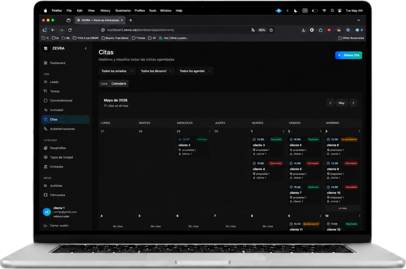 Dashboard del CRM ZEVRA en una laptop